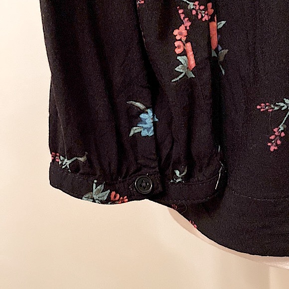 2/$30 Old Navy Black Red Floral Pin-tucked Long Sleeve Peasant Swing Blouse SZ L - Picture 6 of 10